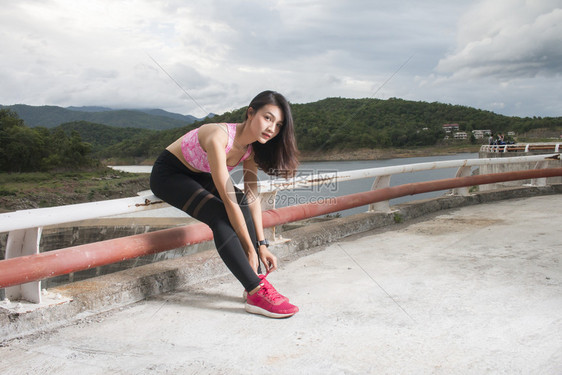 鞋合身亚洲女健运动员准备到户外慢跑比赛校对Portnoy健康图片