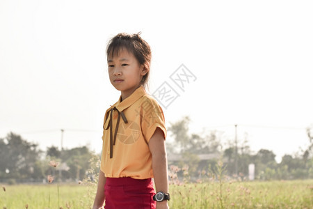 公园草夏日户外可爱小女孩的肖像绿色图片