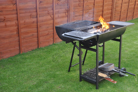 户外花园草坪的烧烤炉图片