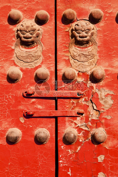 建筑的铁进入北京紫禁宫的一对门上详情红漆青铜狮正守着门口卫脱皮图片