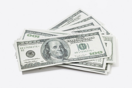经济一堆美元钞票被白色背景的美国钞票隔开银行业团体图片