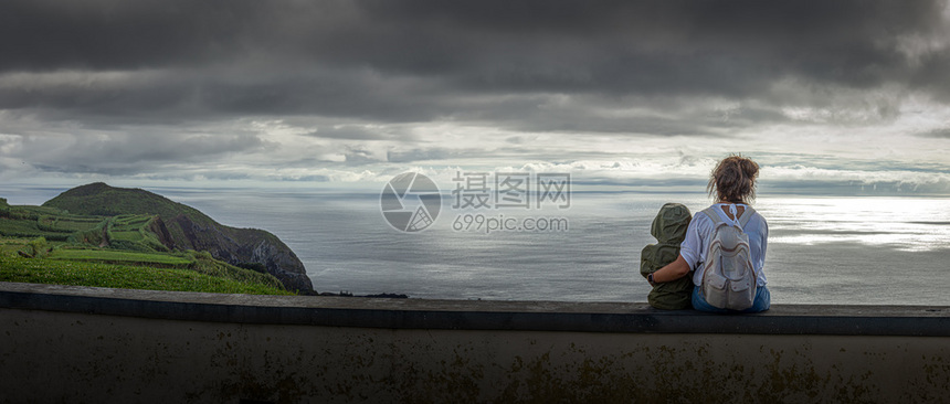 大西洋美丽的风景母亲和孩子都浮在地表的海岸上亚速尔群岛年轻的假期图片