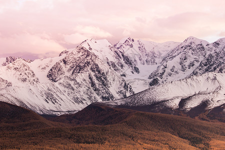 远足新的日落或秋天山峰的黎明登上山谷之旅时黄云和紫森林图片