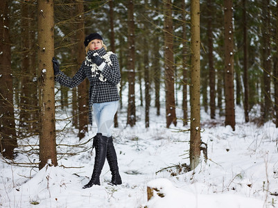 身着冬衣农村风景背森林的时装成熟年妇女帽乡村的冬天图片