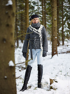 身着冬衣农村风景背森林的时装成熟年妇女时髦尚手套图片