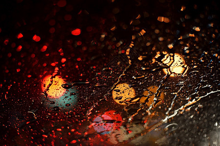 窗口上有一滴雨布加灯光抽象红色的液体雨滴图片