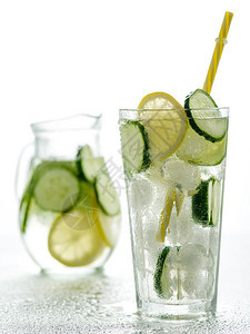 在高球玻璃中加柠檬和黄瓜以为高球玻璃新鲜夏季饮料茶点排毒食物图片