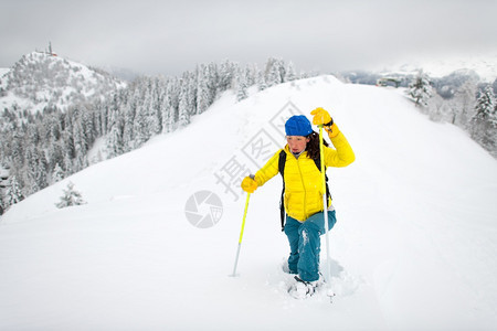 走运动旅游在山上一个孤单女孩的雪鞋散步中下这么多雪图片