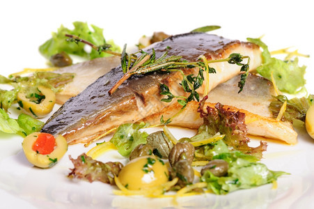 Pompano或dorada鱼片油炸并配有草药烹饪罗非鱼美味的图片