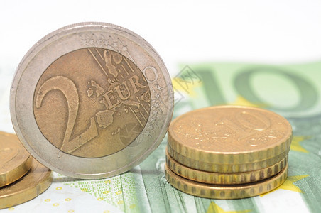 千象征放在欧元钞票上的硬币成功图片