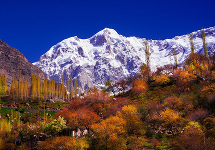 雪顶峰巴基斯坦Hunza山谷秋天季节自然图片