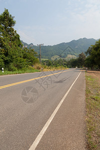 山上的道路横穿坡沿的树丛高速公驾驶空的图片