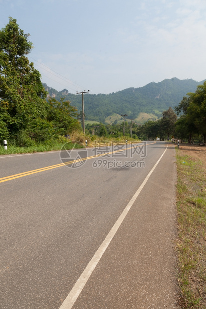 山上的道路横穿坡沿的树丛高速公驾驶空的图片