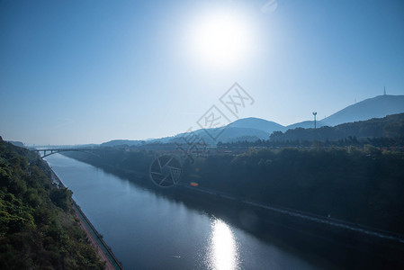 明亮的建筑学太阳韩国美丽的蓝天空和阳光图片