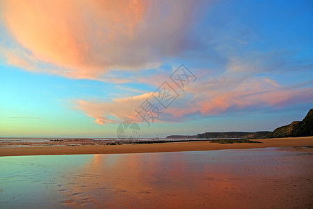 日落时葡萄牙PraiaValeFigueiras的美丽云彩景色欧洲暮地平线图片