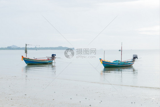 海洋许多渔船在海滨停靠泊船云夏天图片