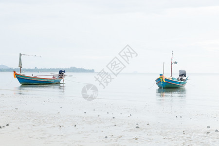 云海岸许多渔船在海滨停靠泊船图片