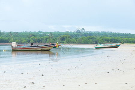 海滩夏天门户14许多渔船在海滨停靠泊船图片