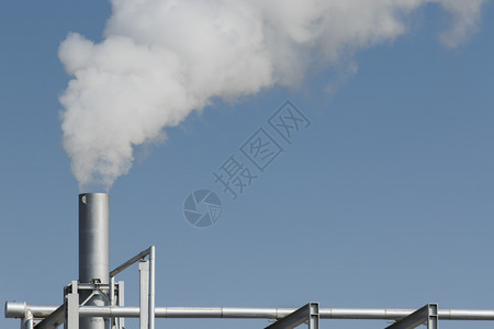 蓝色天空背景下排气管产生的工业烟雾抽屋顶自然图片