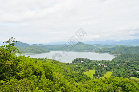 假期山泰斯里纳卡林大坝景象图片