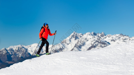 一个孤单的女人在雪上走着带抽筋的冬天阿尔卑斯山女孩图片