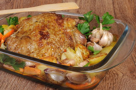 土耳其大腿用锅里蔬菜烘烤的服务早午餐图片