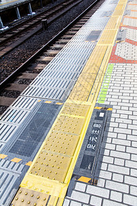 雨追踪铁路火车站平台金属图片