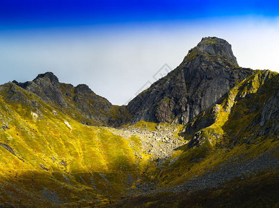 峡湾户外水平生动的戏剧山挪威风景背水平生动的戏剧山挪威风景背b空的图片