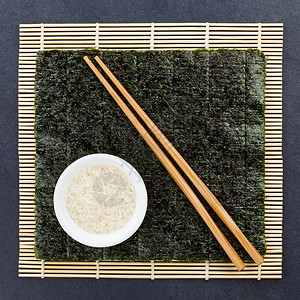 床单健康Makisu竹垫上的寿司成料Nori海藻片生寿稻大米和筷子拍摄了石膏寿司成分的顶部最佳图片