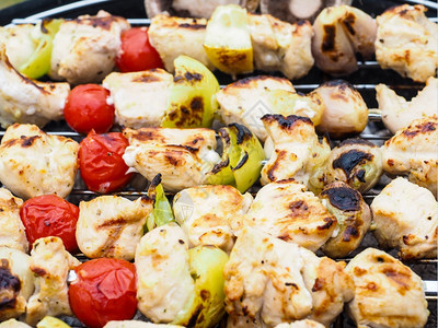烤鸡长矛上的蔬菜和烧炭炉食物绿色夏天图片