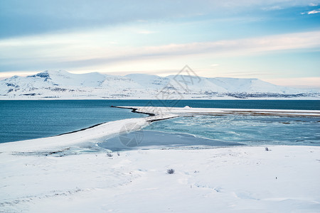 冰雪覆盖的山峰冰岛冬季的Hvalfjordur展望冰岛206年海岸线水平的图片