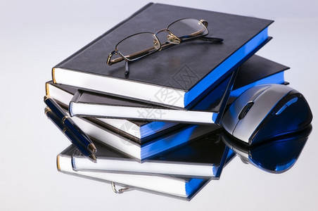 学习生带有笔眼镜和计算机鼠标的书架白色图片