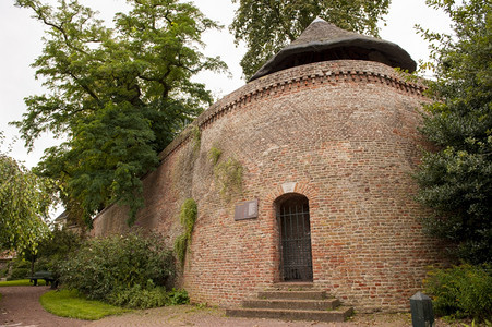车道荷兰古老城市哈特姆的长墙挂着望塔和大门有历史悠久的城墙入口拱图片