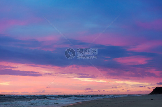 海上日落岸出上落晚明亮的红色图片