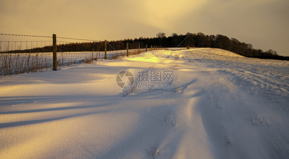 地形漂移山坡英格兰东北部约克郡冬季雪上夏晚午夜阳光照耀图片