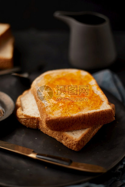 有机的食谱美味吐司和甜果酱木本底美味的吐司和甜果酱桌子图片