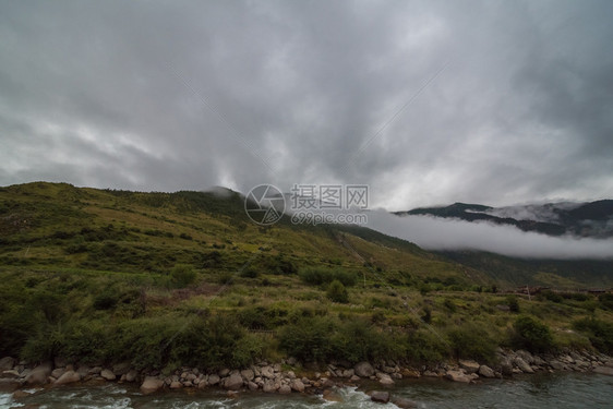 薄雾山坡在云中躺着青绿的阴锥被迷雾笼罩在景色风中闪电国图片