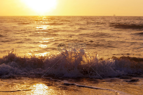 海上日落岸出上落美丽的场景水图片