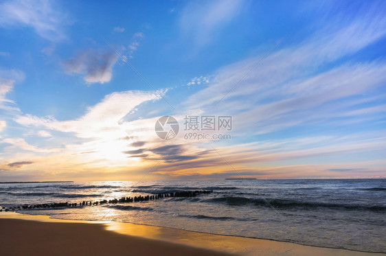 自然场景海上日落岸出上落水图片