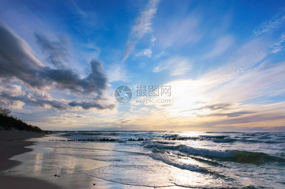 夏天海上日落岸出上落水景观图片