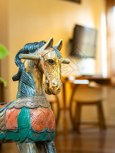 骑术在房前装饰的古董木马有瓦光家艺术图片