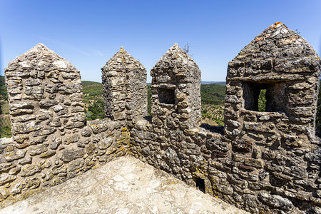 科英布拉12世纪在葡萄牙佩内拉Coimbra的Penela建造的Penela城堡的黑龙金冠和箭环的详细节花岗岩锯齿状图片