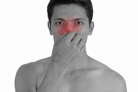 男人因为鼻炎而抓着子将痛隔离在白色上用剪切路径隔着鼻痛离在身上健康窦寒冷的图片