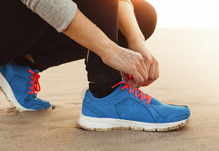 赛跑者女人系鞋带运动的女健康图片