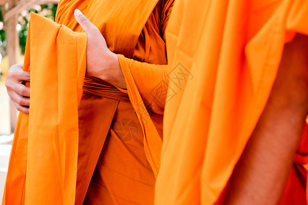 长袍寺庙受戒佛教和尚的黄袍佛教和尚的紧贴图片