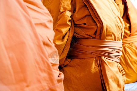 拉差他尼亚洲人佛教和尚的黄袍佛教和尚的紧贴仪式图片
