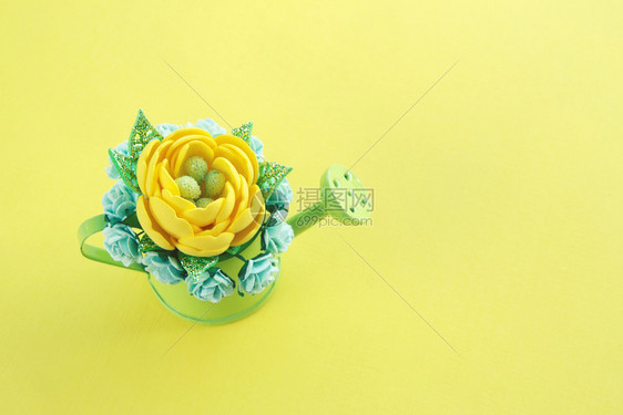 春天黄色手工造人花朵有闪光的叶子和在小型绿色水中的许多纸玫瑰可在上复制空间的黄色背景视图下使用infotooltip天作品图片