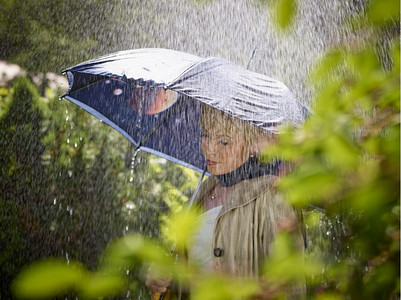 成年女和雨伞季夏日重点不突出美丽的成熟欣德斯特伦图片