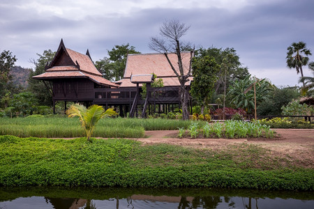 水建筑学木制的泰国河附近传统住房风格泰新式图片