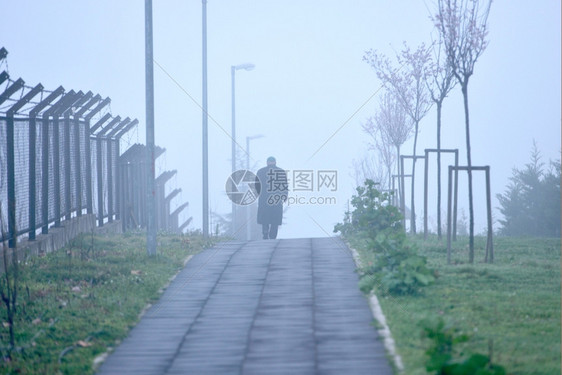 男子在雾中独自行走有秋天人们图片